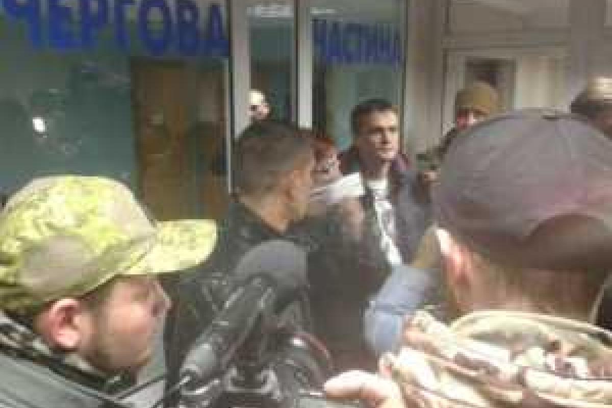 В Киеве активисты приковали себя цепями в отделении полиции, требуя встречи с Азаровым В Киеве активисты приковали себя цепями в отделении полиции, требуя встречи с Азаровым