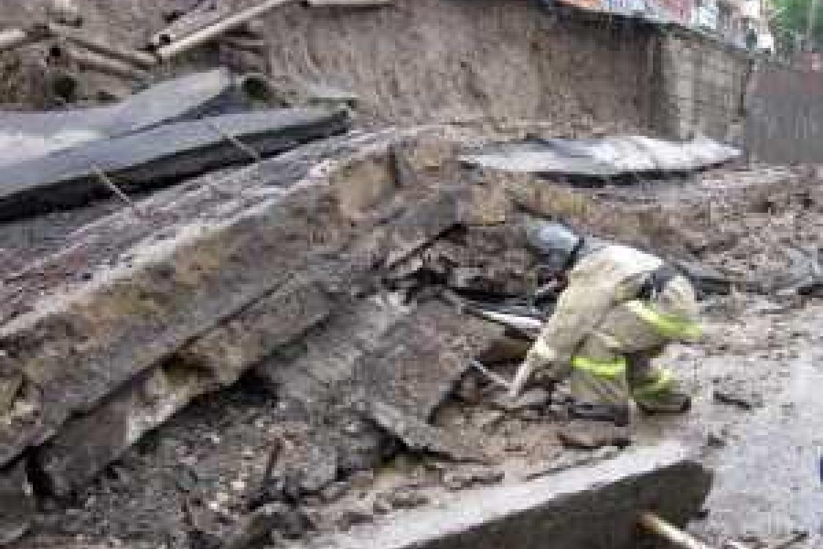 В Америке парковка у ресторана ушла под землю вместе с автомобилями. Видео