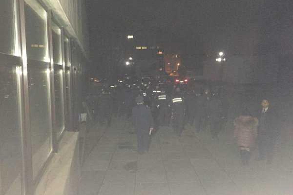 В Кривом Роге начались столкновения: милиция пыталась разогнать митингующих В Кривом Роге начались столкновения: милиция пыталась разогнать митингующих