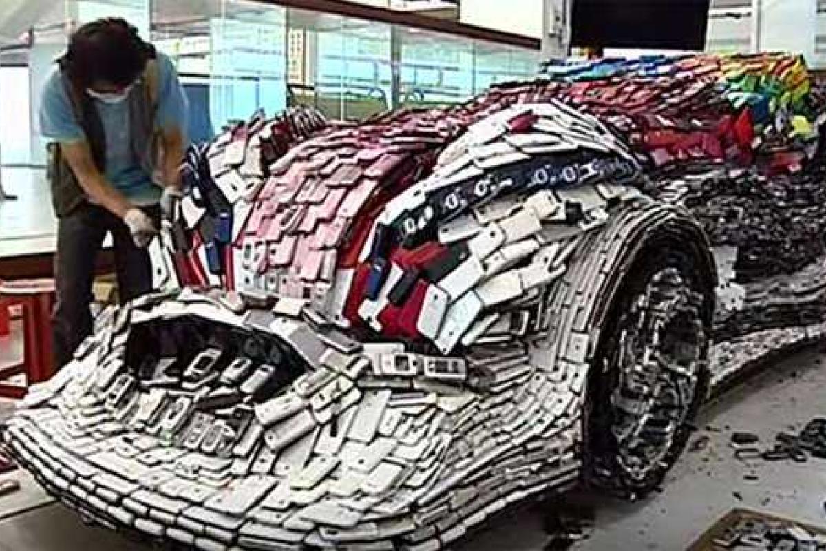 Тайваньский художник создал двухтонный автомобиль из старых мобильных телефонов