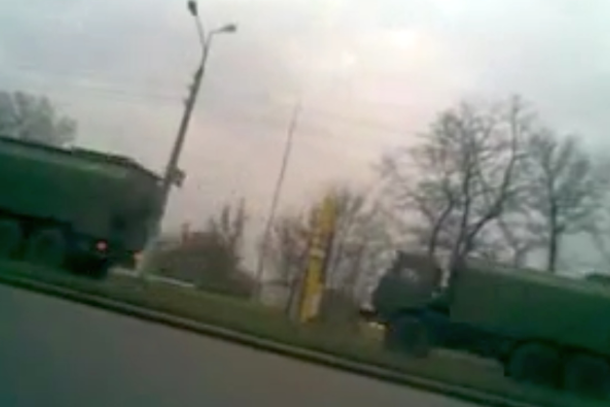 Видеодоказательство: под Донецком зафиксирована колонна российской военной спецтехники Видеодоказательство: под Донецком зафиксирована колонна российской военной спецтехники