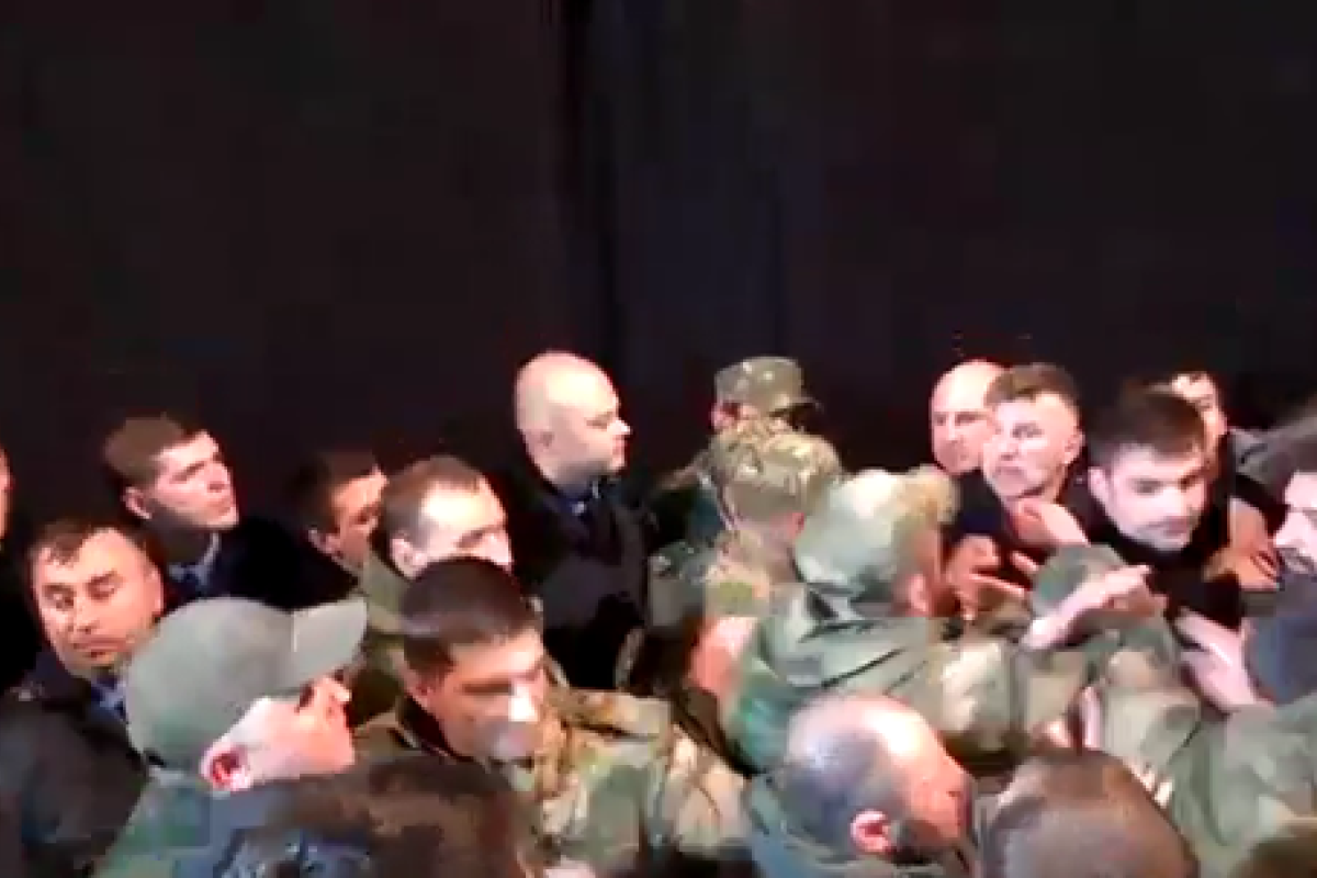 Декоммунизация в действии: в Харькове на слушаниях о переименовании улиц "провели" кулачные бои  Декоммунизация в действии: в Харькове на слушаниях о переименовании улиц "провели" кулачные бои