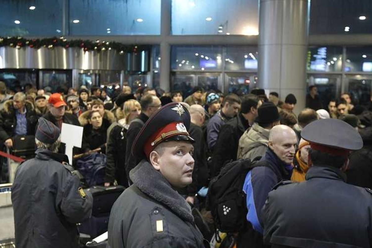 В российском аэропорту Внуково из-за отмены рейсов в Египет скопившиеся пассажиры "давят" друг друга