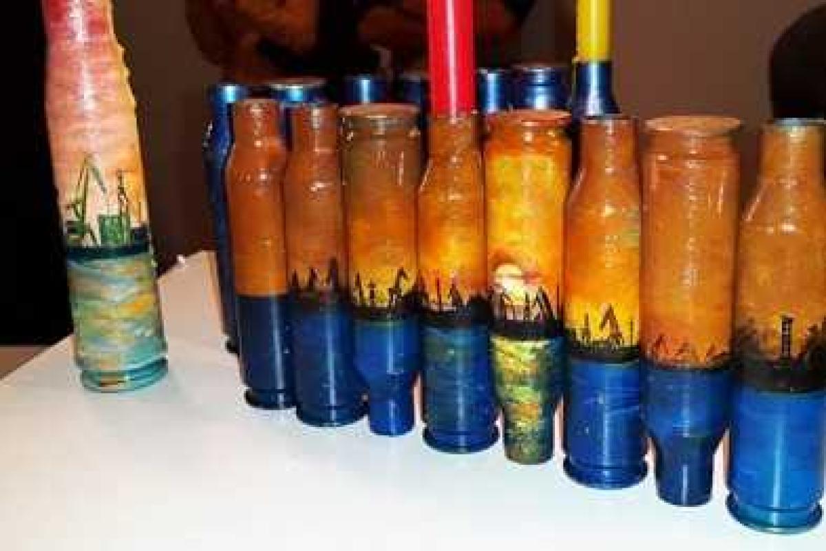 В Киеве художница из Мариуполя открыла выставку картин на гильзах