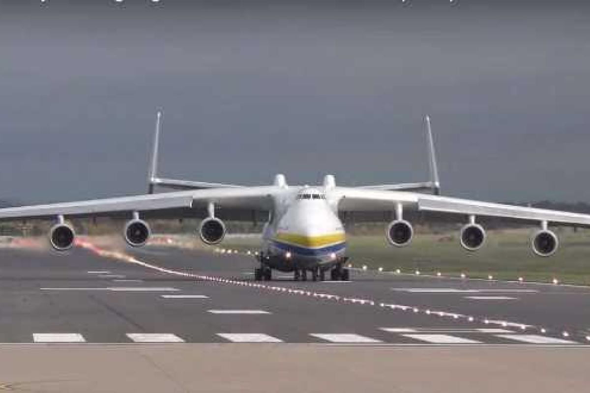 В сеть попало видео приземления крупнейшего в мире самолета Ан-225 "Мрiя" в аэропорту Британии В сеть попало видео приземления крупнейшего в мире самолета Ан-225 "Мрiя" в аэропорту Британии