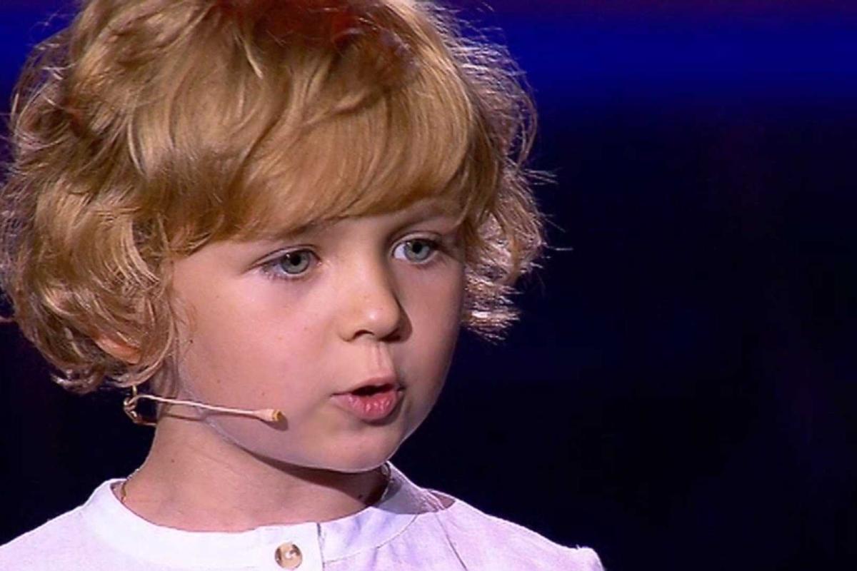 Cтих Роберта Рождественского о войне, прочитанный маленьким мальчиком, тронул украинцев до слез. Видео