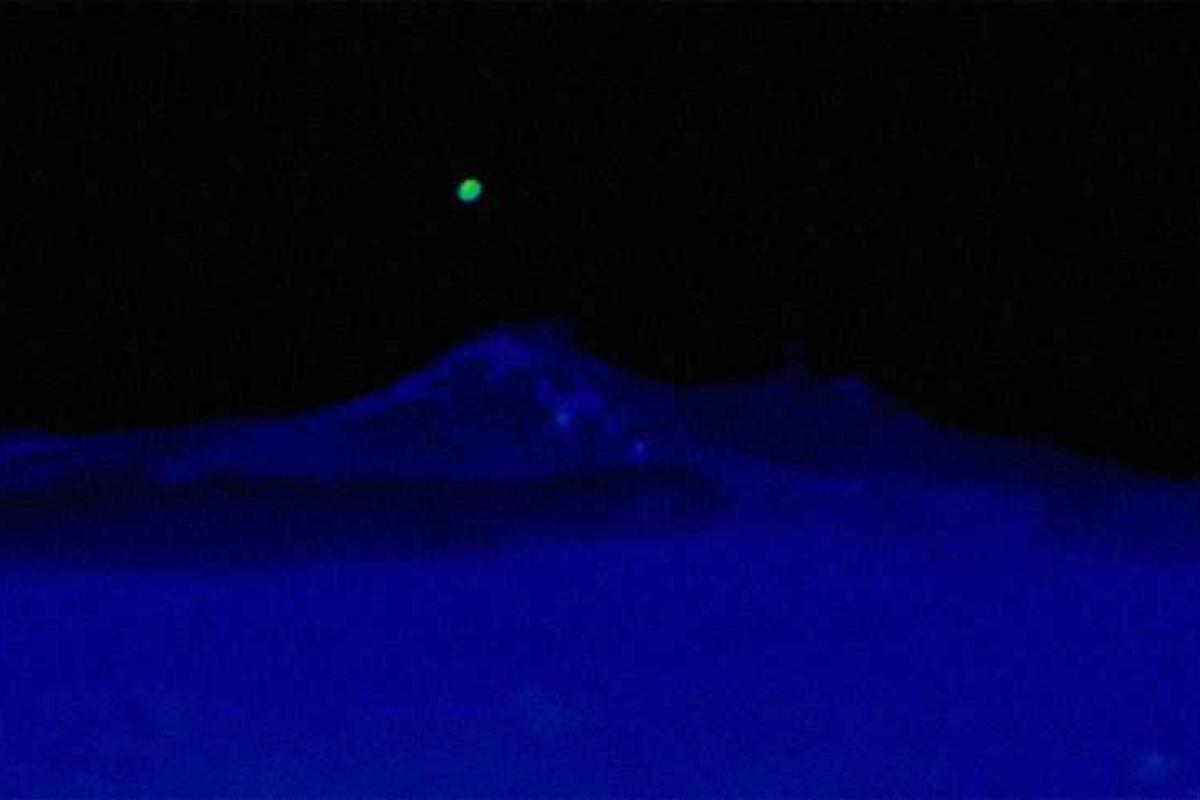 Пользователи сети обсуждают впечатляющее видео с НЛО, влетающим в жерло вулкана на Сицилии Пользователи сети обсуждают впечатляющее видео с НЛО, влетающим в жерло вулкана на Сицилии