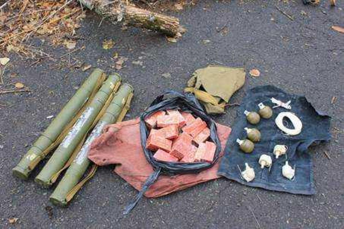 Сотрудники СБУ в селе под Волновахой обнаружили тайник с оружием и взрывчаткой Сотрудники СБУ в селе под Волновахой обнаружили тайник с оружием и взрывчаткой