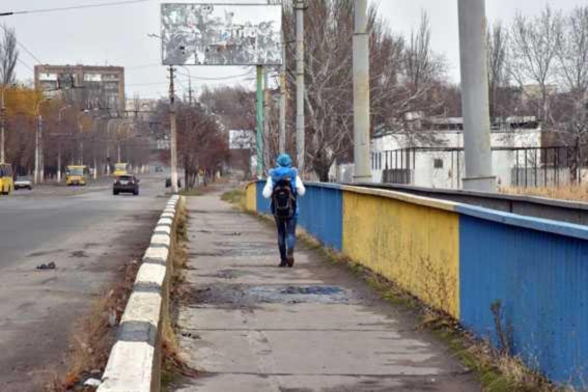 В Мариуполе полицейские спасли жизнь молодой женщине, собравшейся спрыгнуть с моста В Мариуполе полицейские спасли жизнь молодой женщине, собравшейся спрыгнуть с моста
