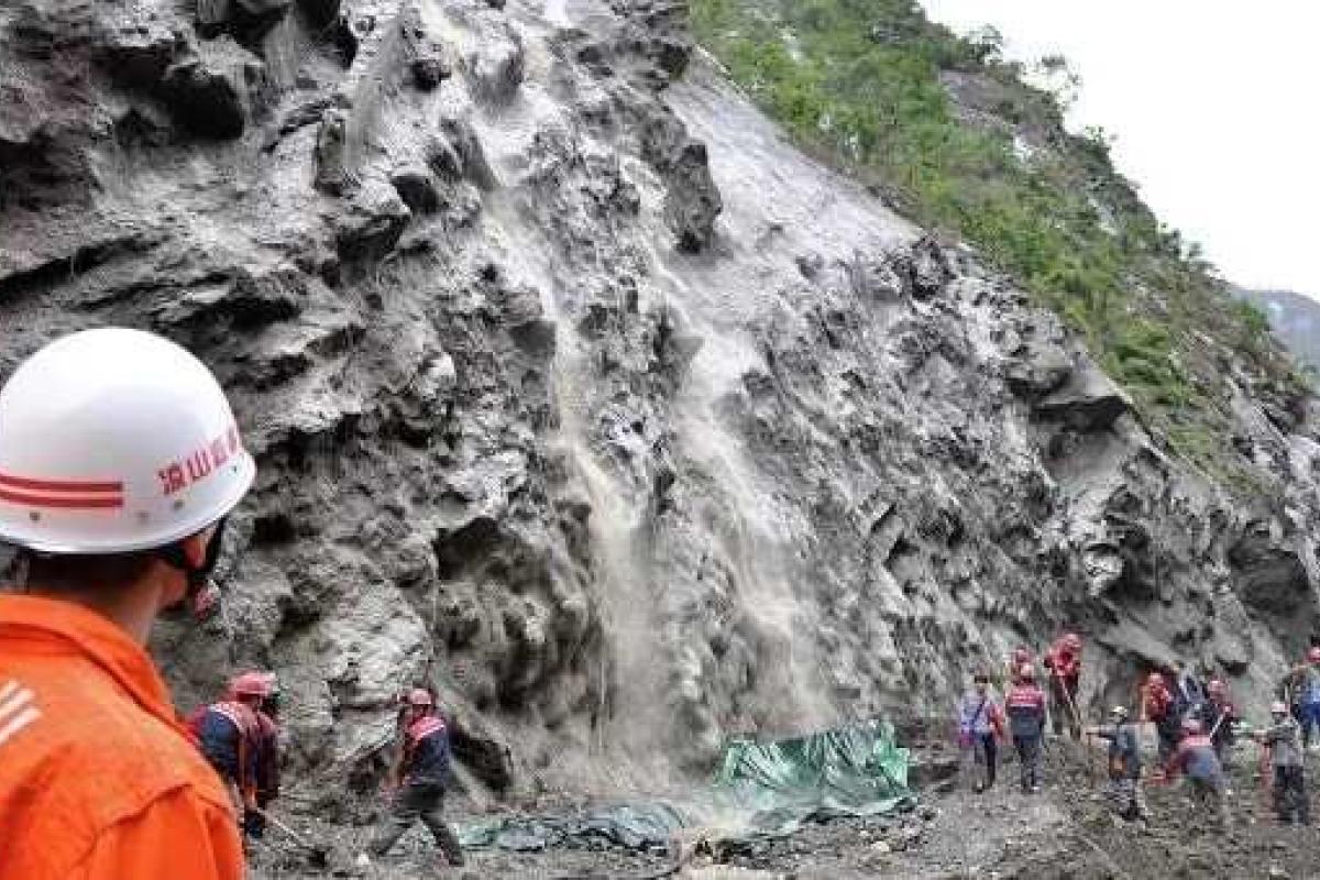 В Китае оползень забрал жизни десятков человек, спасательная операция продолжается