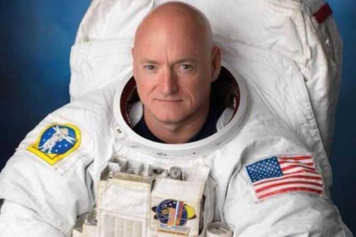 Американский астронавт случайно запечатлел инопланетный корабль 