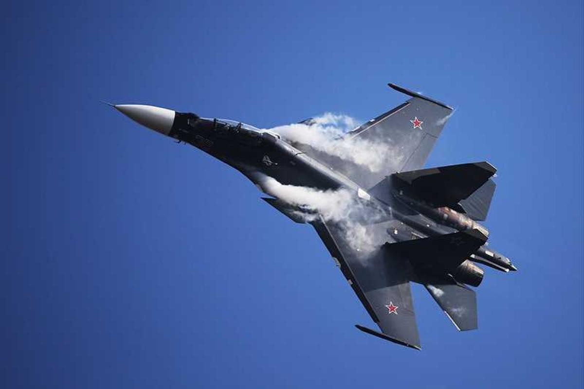 Российский истребитель кассетными бомбами нанес удар по рынку в Сирии, убив десятки мирных жителей Российский истребитель кассетными бомбами нанес удар по рынку в Сирии, убив десятки мирных жителей