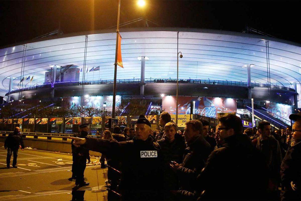 Болельщики на стадионе "Стад де Франс" радостно кричали, приняв смертоносные взрывы за звуки петард