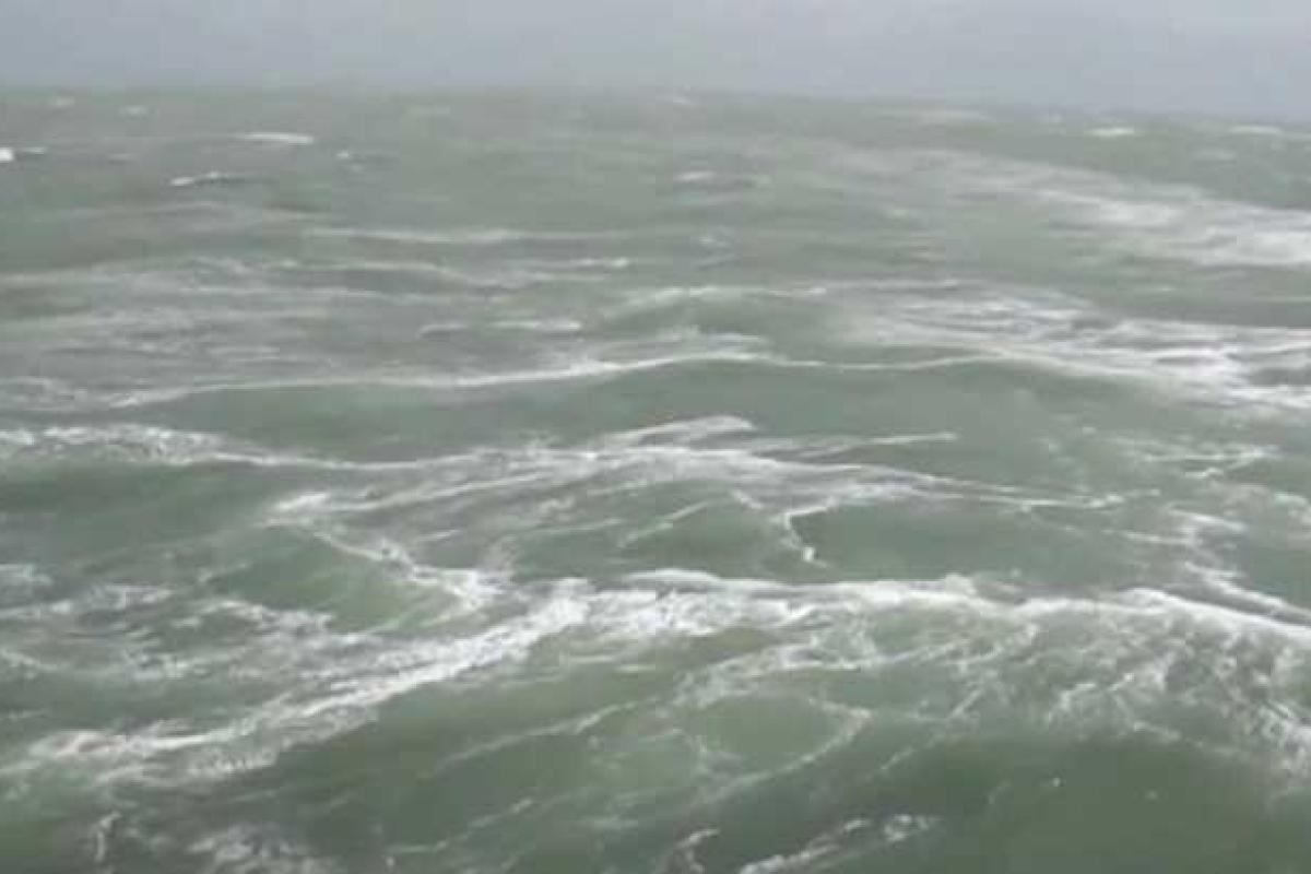 На Сахалине из-за шторма на мель выбросило российское судно: идет утечка нефти в море