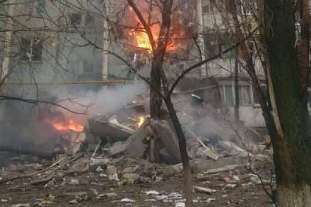 Видео с охваченным огнем многоэтажным домом в Волгограде: есть опасность обрушения здания Видео с охваченным огнем многоэтажным домом в Волгограде: есть опасность обрушения здания