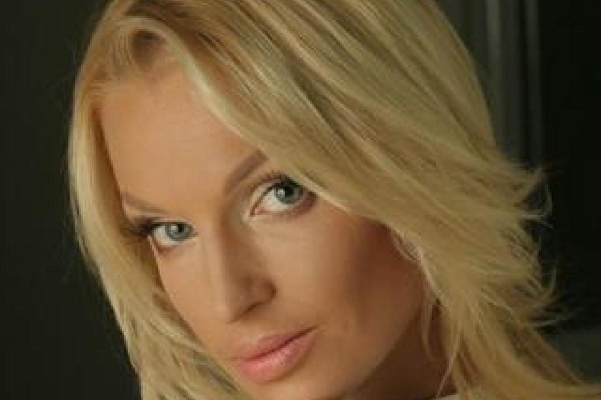 Поклонники Анастасии Волочковой гадают: кто делает пикантные снимки балерины в бане