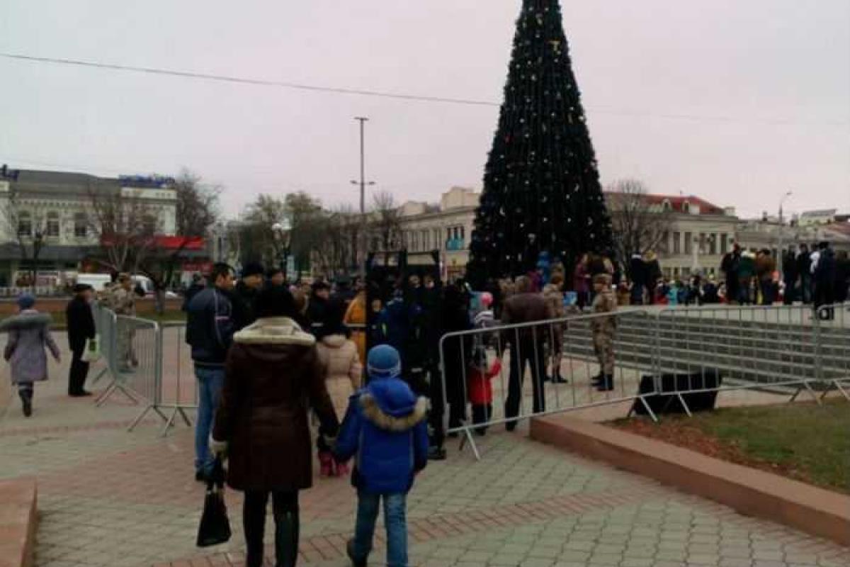 В Симферополе главную елку Крыма охраняют правоохранители с металлоискателем