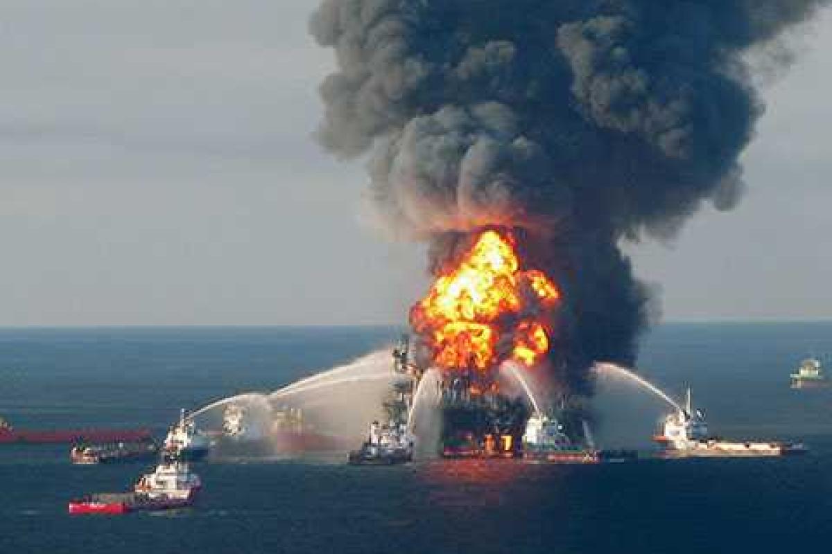 В сети появилось видео пожара на нефтяной платформе в Каспийском море, унесшего жизни десятков человек В сети появилось видео пожара на нефтяной платформе в Каспийском море, унесшего жизни десятков человек