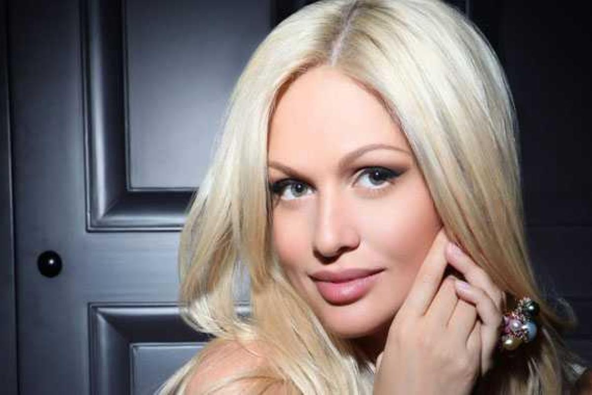 Модель Виктория Лопырева подарила поклонникам жаркое пикантное фото