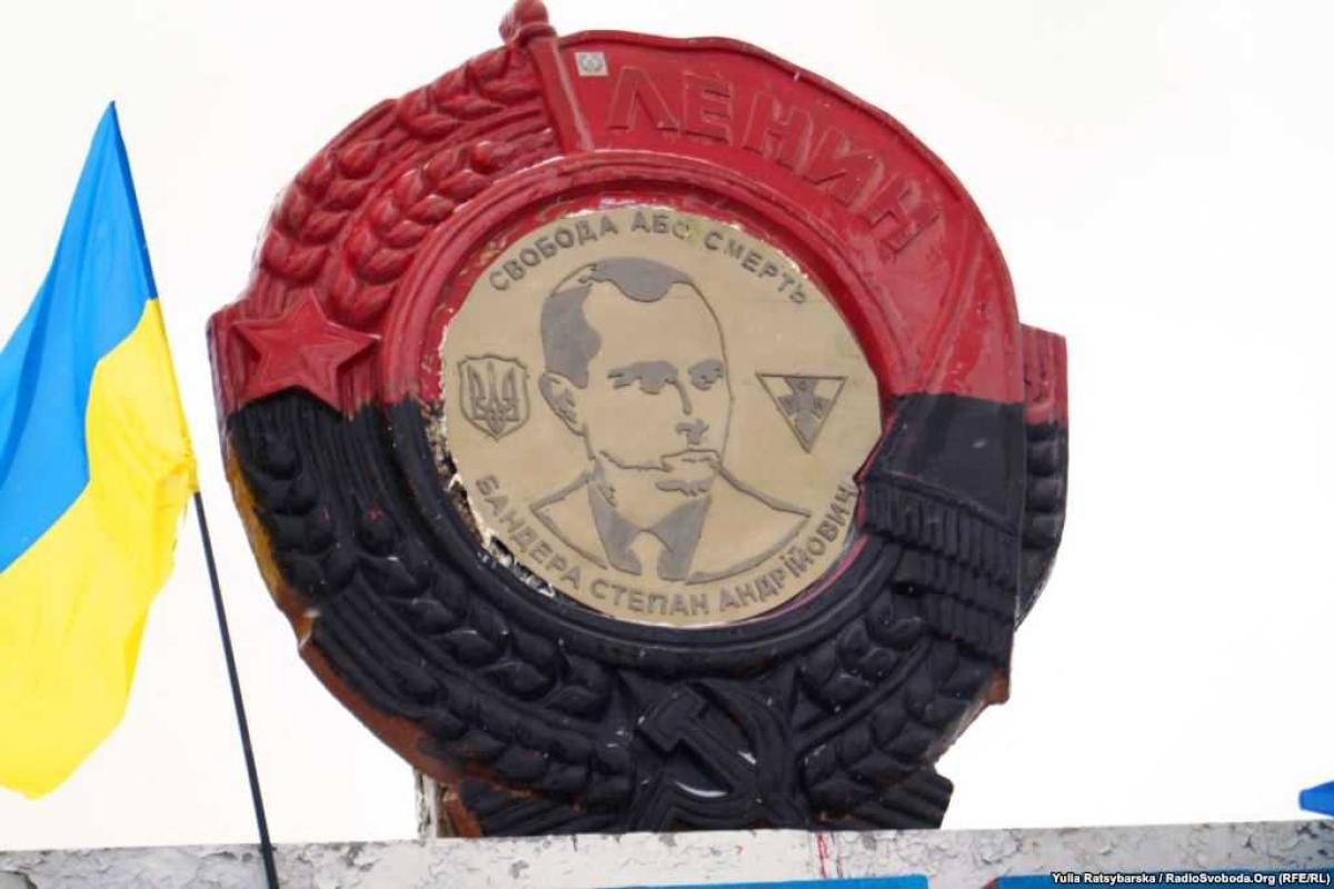 На въезде в Днепропетровск активисты установили портрет Бандеры На въезде в Днепропетровск активисты установили портрет Бандеры