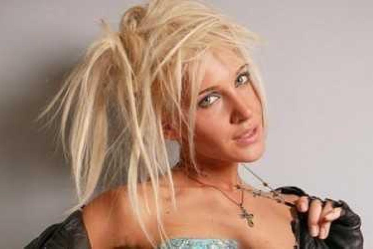 Певица Юлия Ковальчук показала, что умеет делать шпагат не хуже Волочковой