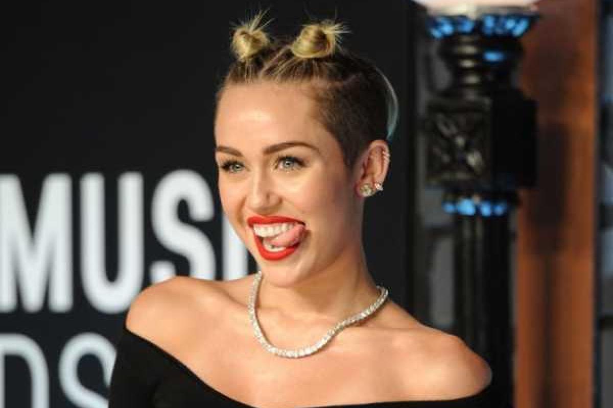 Эпатажная Майли Сайрус удивила зрителей, закурив на сцене во время концерта