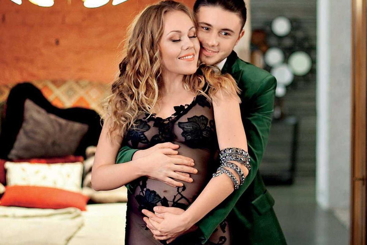 Певица Alyosha подарила мужу второго сына 