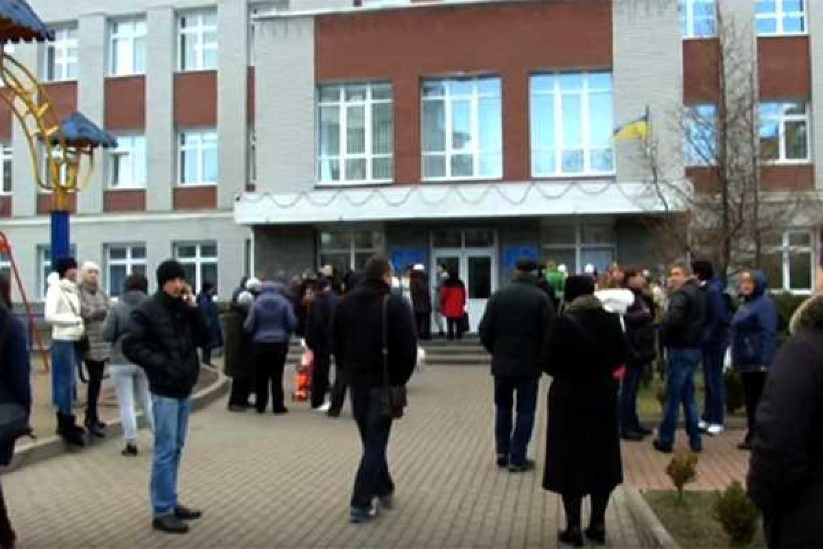 Скандал в Киеве: в одной из школ конфликт между педагогом и старшеклассницей закончился двумя уголовными делами