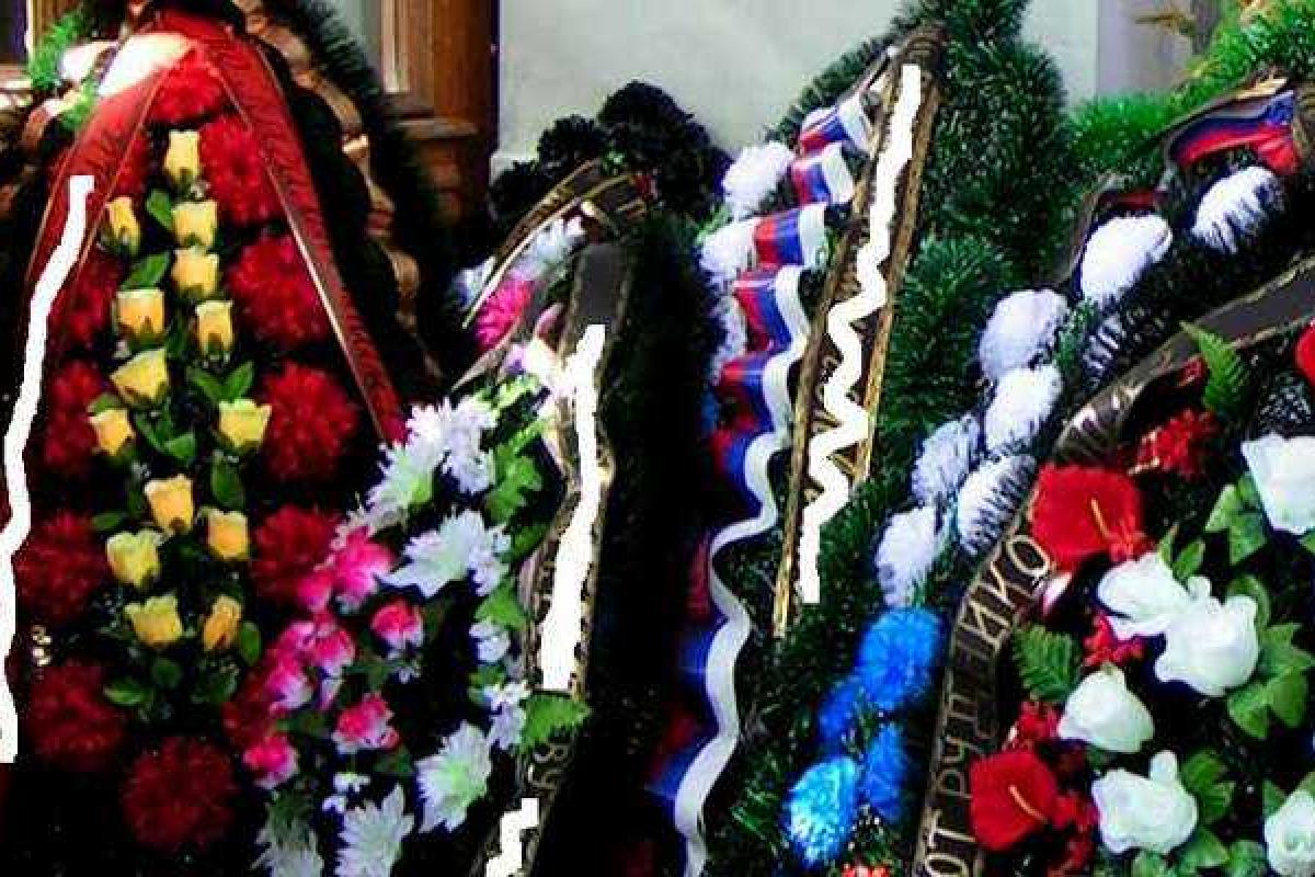Волонтеры задержали грузовик, забитый траурными венками, следовавший в Горловку Волонтеры задержали грузовик, забитый траурными венками, следовавший в Горловку