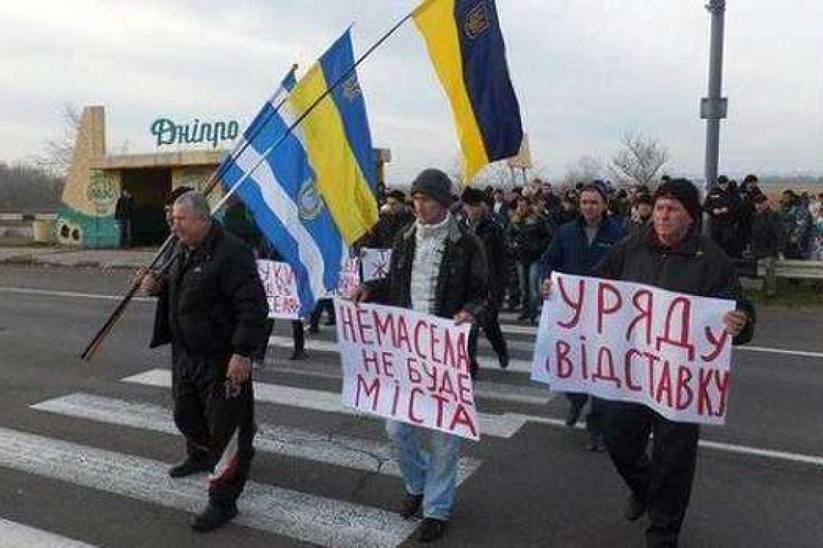 На Херсонщине восставшие аграрии перекрыли автотрассу М-14