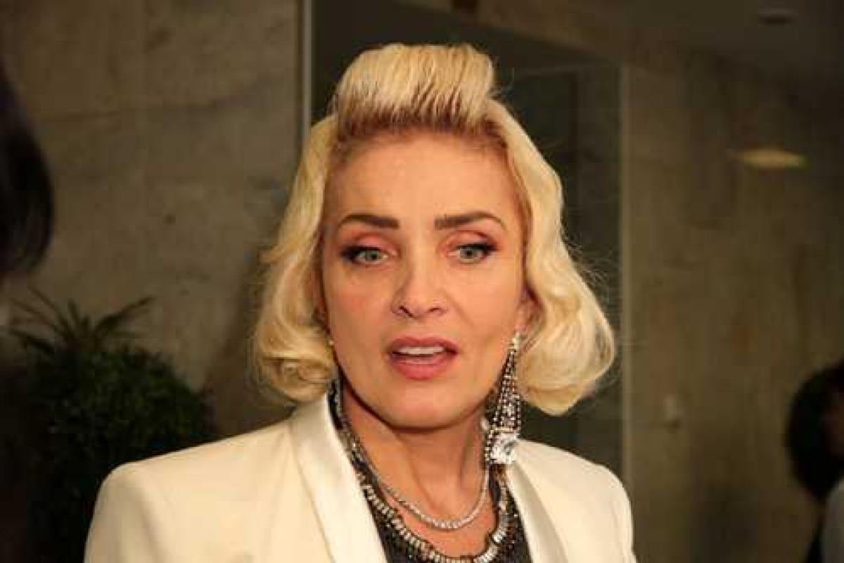 Певица Лайма Вайкуле показала архивное фото: Долина, Лолита и Вайкуле играют в хоккей