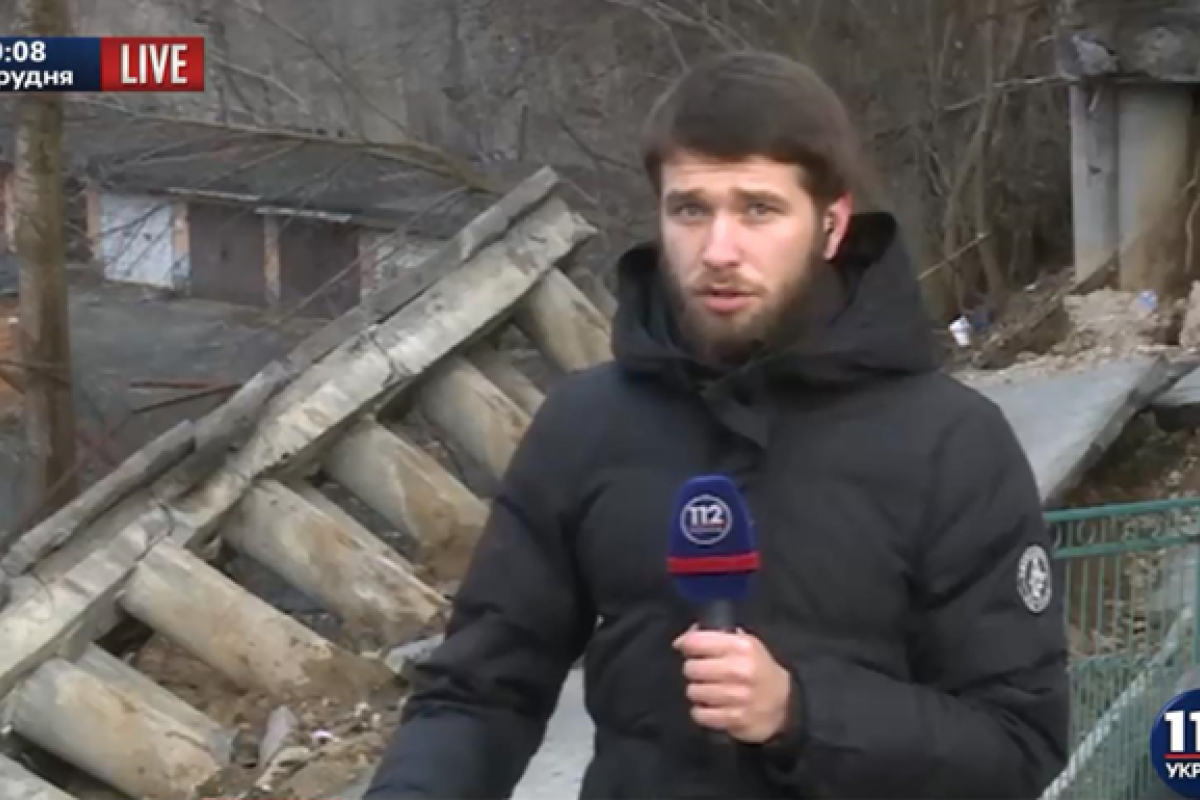 ЧП в Киеве: рухнул фасад жилого дома, людей эвакуируют из аварийного жилья