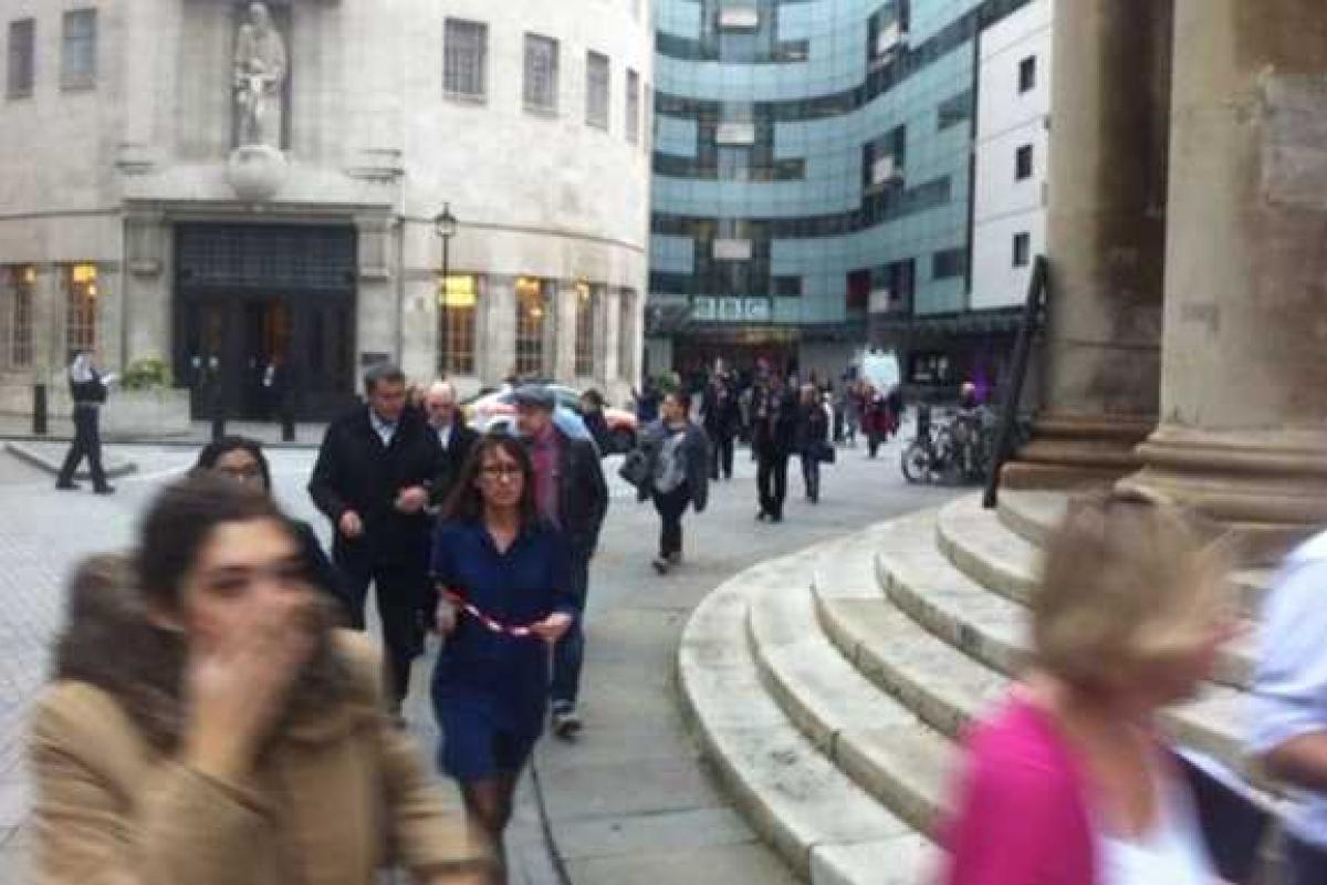 Жителей Лондона эвакуировали из центра города из-за подозрительного авто Жителей Лондона эвакуировали из центра города из-за подозрительного авто