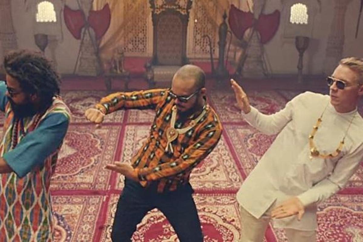 Диджей Eaworm соединили в один трек 50 песенных хитов уходящего года 