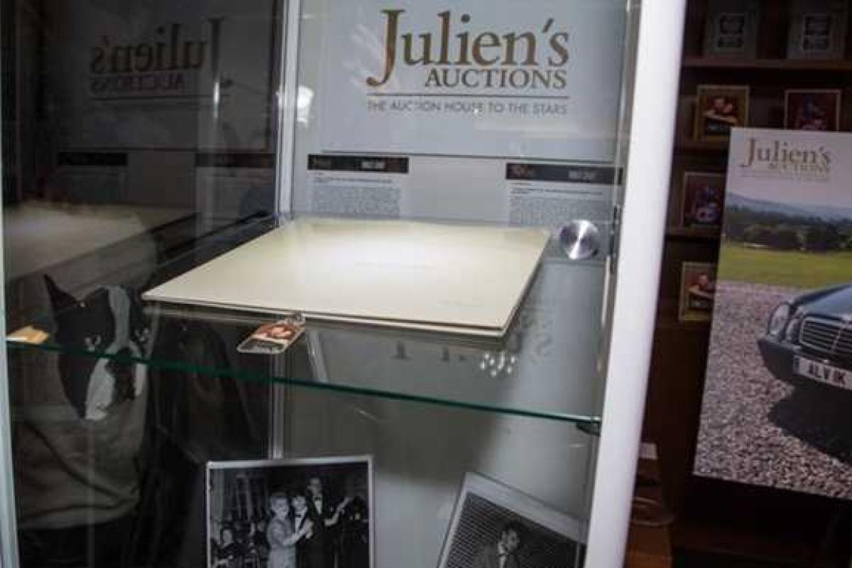 В Беверли-Хиллз с молотка ушла первая копия "Белого альбома" The Beatles