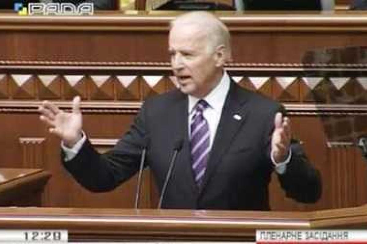 С трибуны в сессионном зале ВР Джозеф Байден процитировал отрывок из стихотворения Шевченко С трибуны в сессионном зале ВР Джозеф Байден процитировал отрывок из стихотворения Шевченко