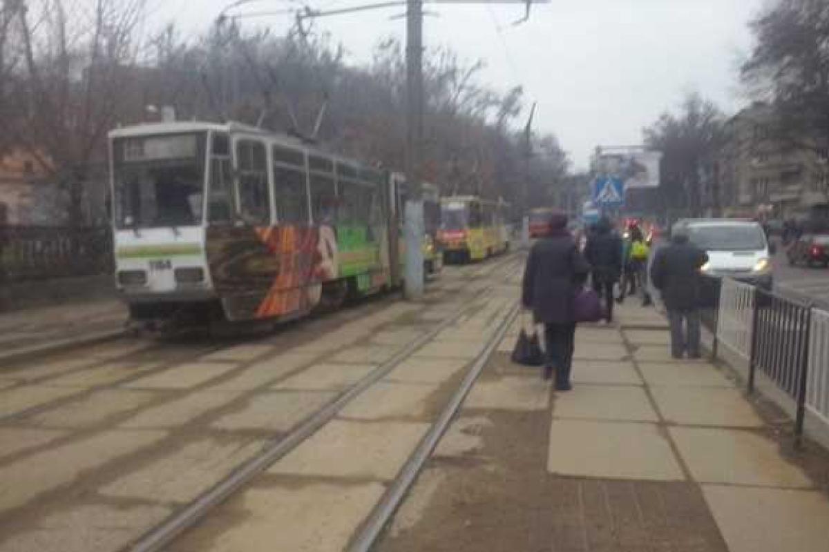 ЧП во Львове: из-за повреждения высоковольтных электрокабелей в городе остановились трамваи ЧП во Львове: из-за повреждения высоковольтных электрокабелей в городе остановились трамваи