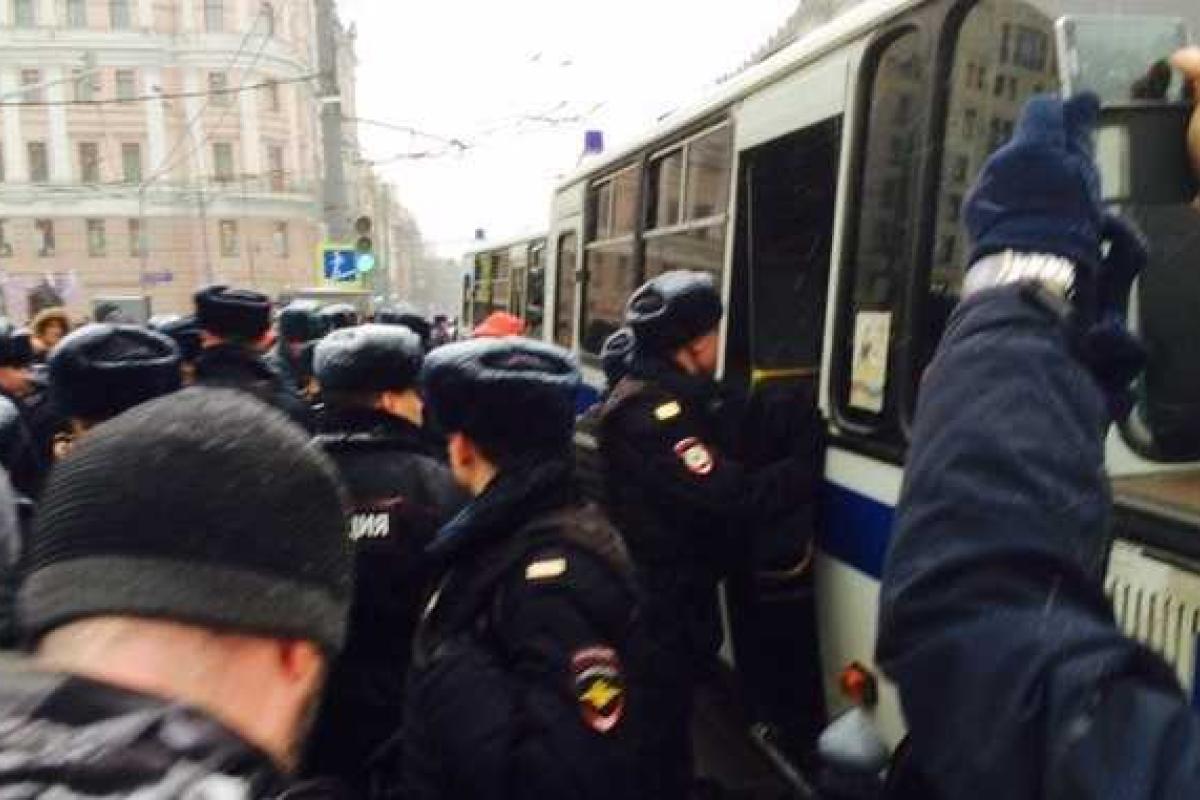 В Москве начались задержания оппозиционеров на "Марше перемен" В Москве начались задержания оппозиционеров на "Марше перемен"