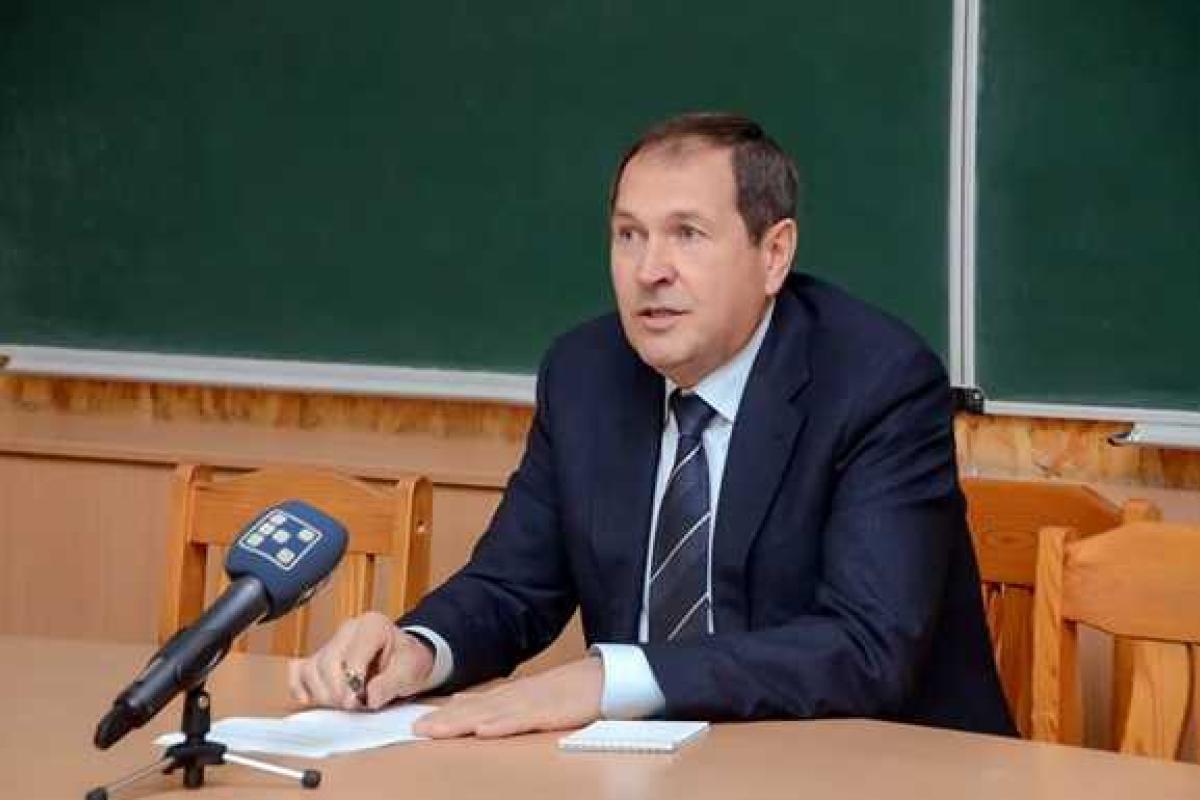 Новоизбранный мэр Кировограда решил работать на волонтерских началах, отказавшись от зарплаты Новоизбранный мэр Кировограда решил работать на волонтерских началах, отказавшись от зарплаты