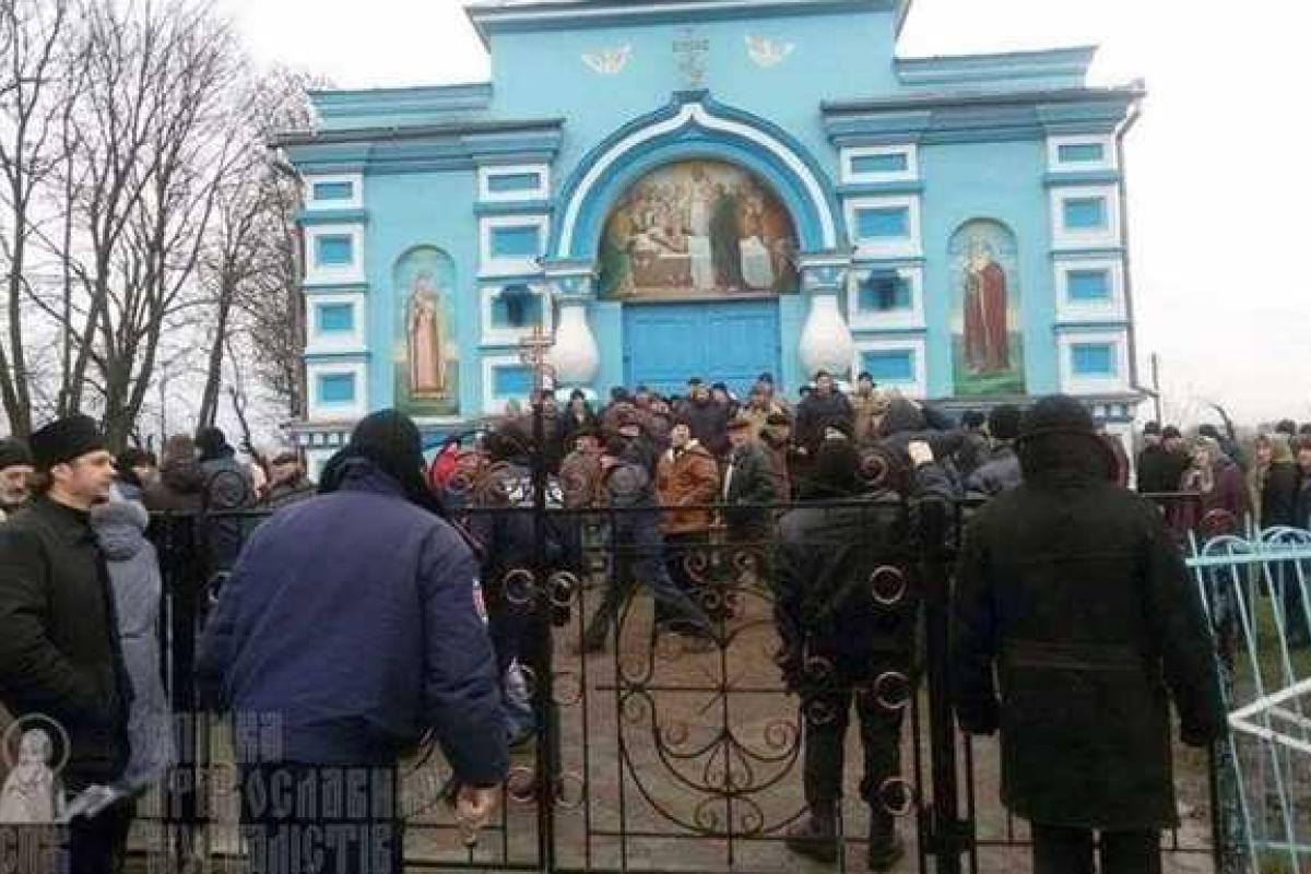 На Ровенщине продолжаются столкновения верующих у храма в селе Птичья На Ровенщине продолжаются столкновения верующих у храма в селе Птичья