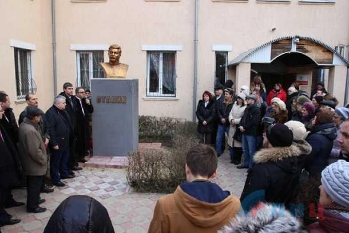 Луганские коммунисты установили памятник Сталину Луганские коммунисты установили памятник Сталину
