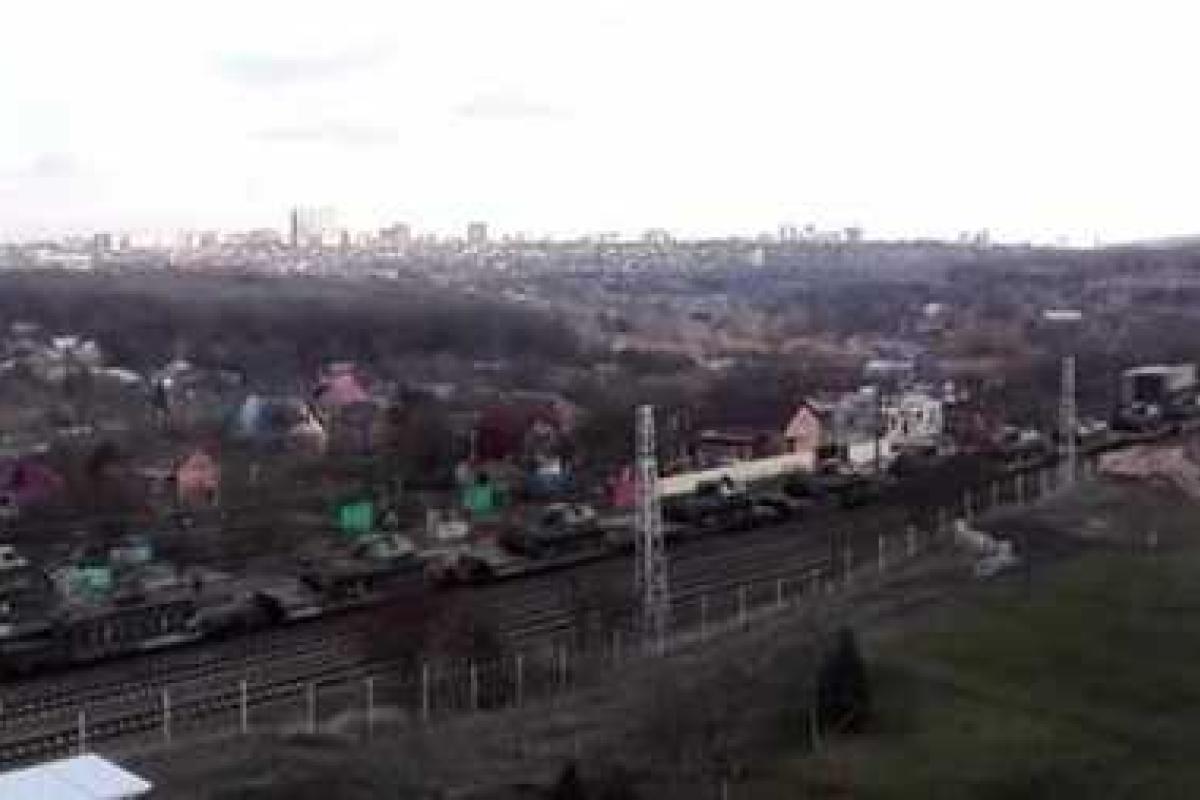 Россия гонит в сторону границы с Украиной эшелоны с танками. Видео