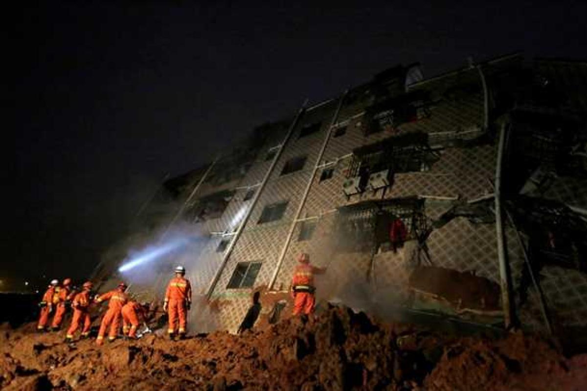 В Китае растет число пропавших без вести после масштабного оползня 