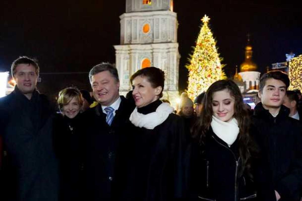 Порошенко присоединился к оформлению главной елки страны Порошенко присоединился к оформлению главной елки страны