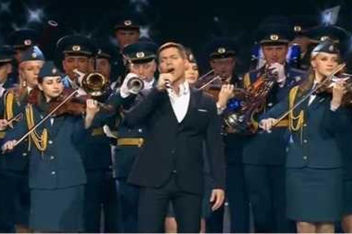 Певец Стас Пьеха под живой оркестр спел о российских гумконвоях на Донбасс