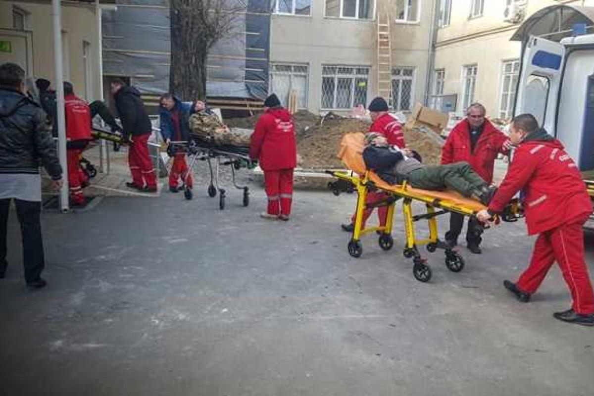 В Военно-медицинский клинический центр Одессы доставили раненых бойцов из зоны АТО В Военно-медицинский клинический центр Одессы доставили раненых бойцов из зоны АТО