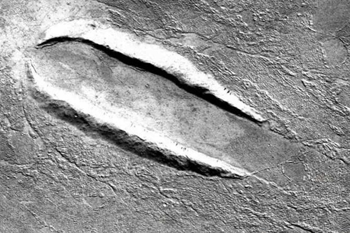 На Марсе обнаружено место посадки летающей тарелки инопланетян На Марсе обнаружено место посадки летающей тарелки инопланетян