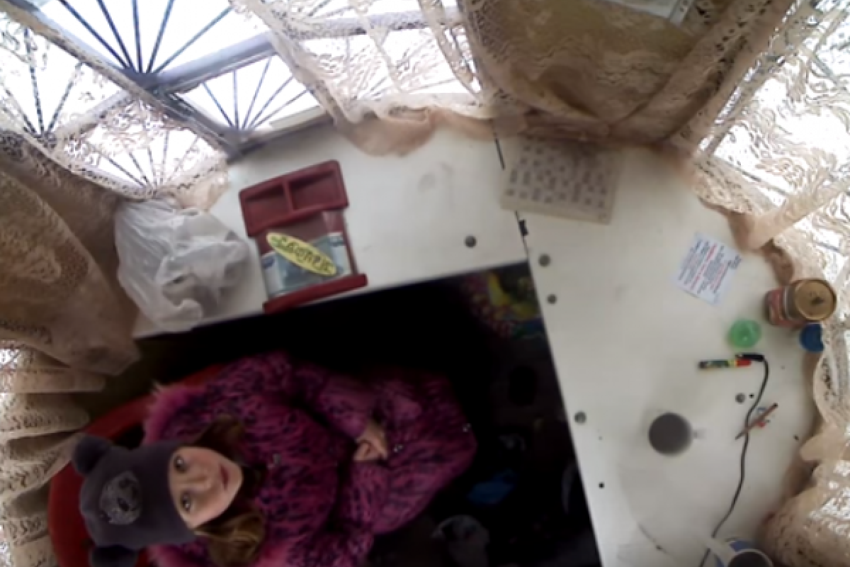 В российском городе Омск малолетняя девочка ограбила кассу аттракциона. Видео