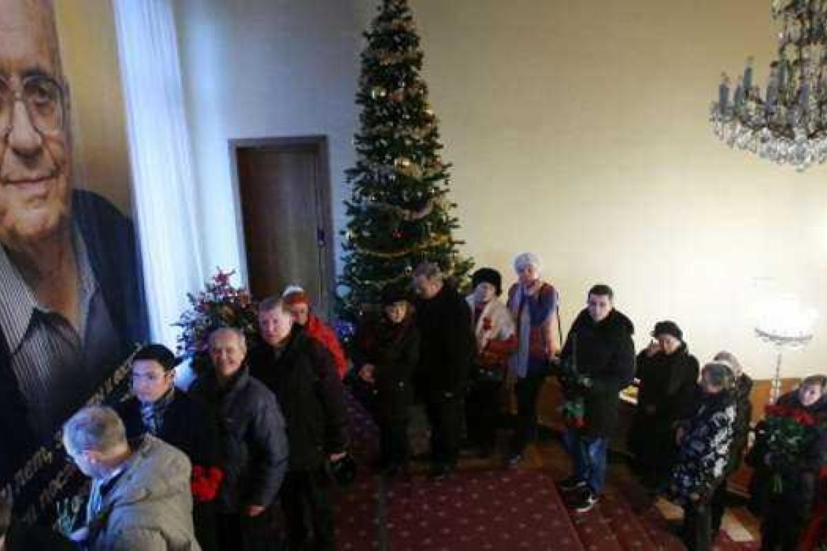 Выдающегося режиссера Эльдара Рязанова проводили в последний путь. Видео Выдающегося режиссера Эльдара Рязанова проводили в последний путь. Видео