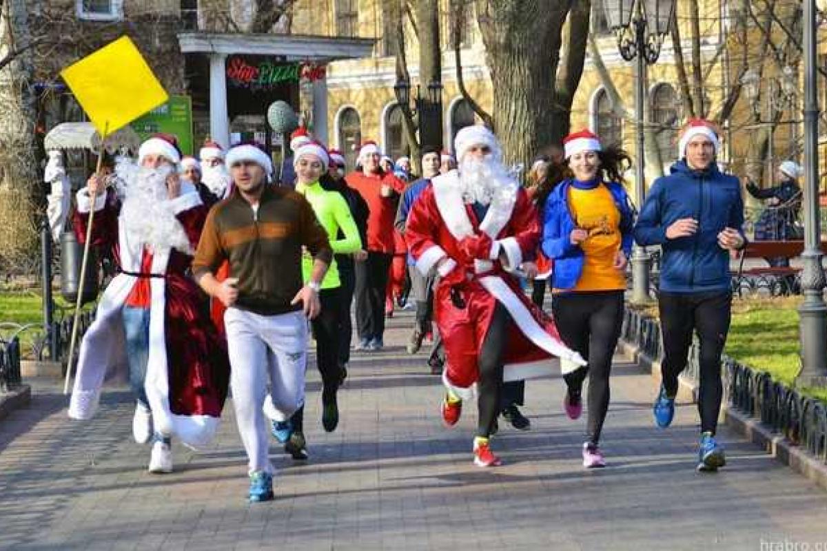 Международный рождественский забег Санта Клаусов провели в Одессе Международный рождественский забег Санта Клаусов провели в Одессе